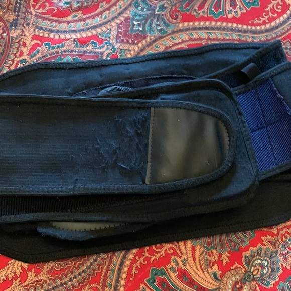 Mueller size L-XL  adjustable back support with two layers of adjustable Velcro. - Picture 10 of 10